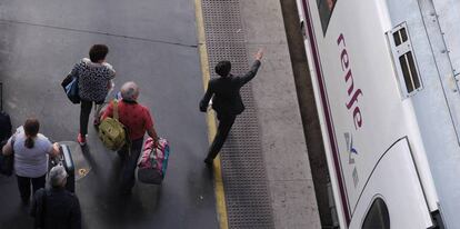 Un grupo de viajeros accede a un tren AVE de Renfe.