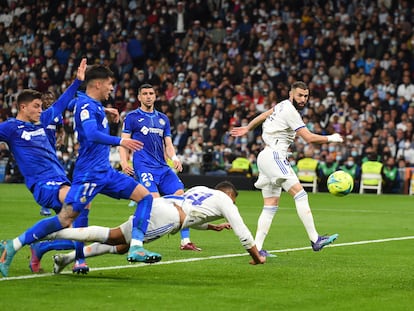 Casemiro se lanza en plancha para marcar de cabeza el primer gol del Madrid al Getafe.