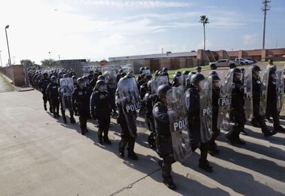 La policía fronteriza de EE UU forma filas durante un ejercicio de capacitación en Hidalgo, Texas.