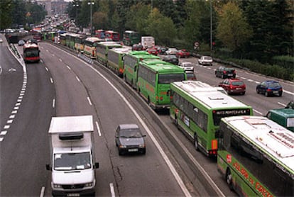 Atasco de autobuses en el carril Bus-Vao en la entrada de Madrid por la carretera de A Coruña.