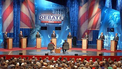 De izquierda a derecha; Graham, Gephardt, Braun, Kerry, Kucinich, Edwards, Lieberman y Dean, durante el debate de los candidatos demócratas a las presidenciales ayer en Albuquerque.