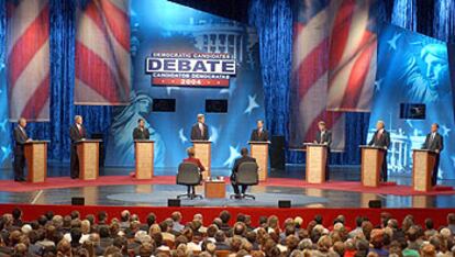 De izquierda a derecha; Graham, Gephardt, Braun, Kerry, Kucinich, Edwards, Lieberman y Dean, durante el debate de los candidatos demócratas a las presidenciales ayer en Albuquerque.