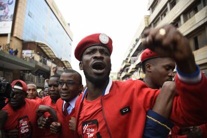 El m&uacute;sico y pol&iacute;tico ugand&eacute;s Robert Kyagulanyi Ssentamu, conocido como Bobi Wine, en una manifestaci&oacute;n el 11 de julio en Kampala contra la tasa para el uso de las redes sociales