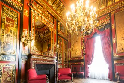 El antiguo salón de té del palacio es hoy la sala Manila, decorada con elementos orientalistas, sedas, paneles lacados y esmaltes originales de China.