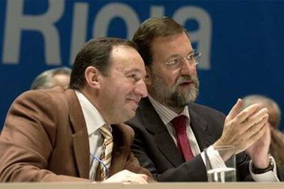 Mariano Rajoy, junto a Pedro Sanz, presidente del PP de La Rioja, ayer en el 13º Congreso del partido en esa comunidad.