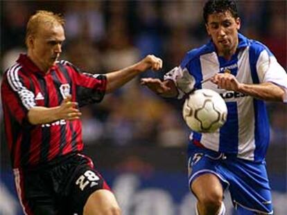 Capdevila y Ramelow pugnan por el balón.