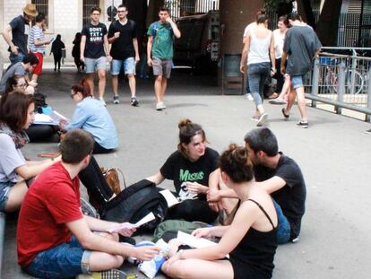Estudiants esperen a entrar a la selectivitat en la Facultat d'Historia de Barcelona.