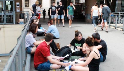 Estudiantes esperan a entrar a la selectividad en la Facultad de Historia de Barcelona