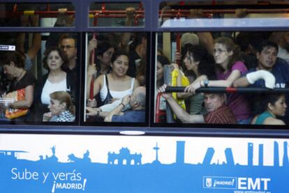 Un autobús lleno de viajeros ayer, durante la segunda jornada de paro total en el metro de Madrid.