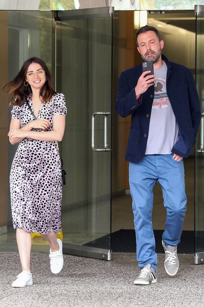 Vestido midi de la firma HVN y sus zapatillas básicas de Saint Laurent, que suelen ser una constante en sus paseos. "Normal People es sexy. Killing Eve es emocionante. Pero, para mí, la saga de cuarentena más apasionante es la reciente relación pública entre Ana de Armas y Ben Affleck, que se desarrolla no en Hulu, sino en las calles desiertas de Venice", escriben en la edición estadounidense de Vogue.