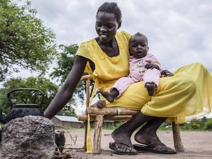 Uma mulher com sua filha em Rumbek (Sudão do Sul). 