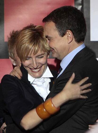 José Luis Rodríguez Zapatero se abraza a su esposa, Sónsoles Espinosa, en la sede de Ferraz (Madrid).