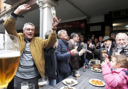 Amigos de la peña del Bar Nino en la calle Mayor de Alcalá de Henares que han sido agraciados con el premio Gordo del Sorteo de Navidad.