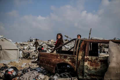 Niños palestinos juegan entre edificios destruidos en Gaza capital, este domingo.