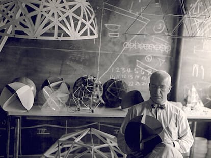 Buckminster Fuller, en 1948, fotografiado por una de sus alumnas en el Black Mountain College (BMC), una universidad en la que el arte era el centro de la educación. |
