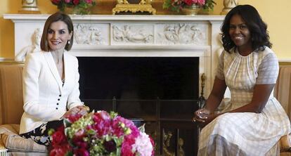 La reina Letizia y la primera dama, Michelle Obama, durante el encuentro que han mantenido en la Casa Blanca