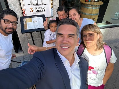 Alejandro Moreno se fotografía junto a una familia mexicana en Santander (España), en una imagen compartida este martes en sus redes sociales.