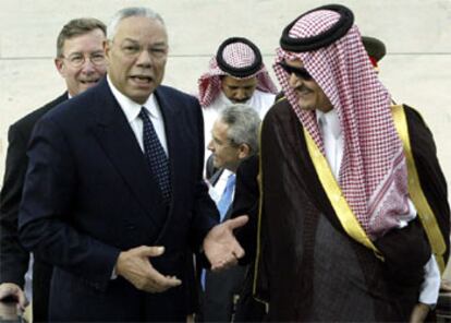 Powell, con el ministro de Exteriores saudía Saud Al Faysal, hoy en Yeda.