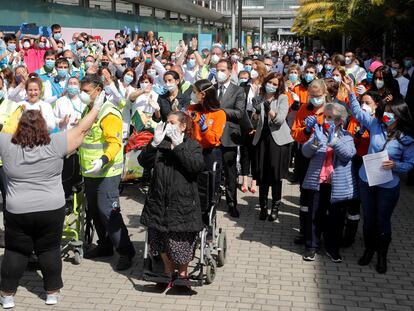 MADRID, 01/05/2020.- Personal sanitario durante el acto de cierre del hospital de campaña del recinto ferial de Ifema este viernes, cuarenta días después de comenzar a recibir sus primeros pacientes, aunque quedarán preparadas sus instalaciones ante la posibilidad de que vuelva a ser necesario abrirlo si hay un rebrote de la COVID-19. EFE/Emilio Naranjo