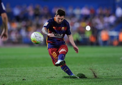 Messi, jugador del Barcelona, en el partido contra el Atlético de Madrid en el Vicente Calderón, en 2015.