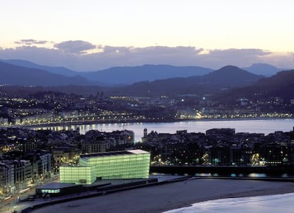 A view of Moneo&#039;s Kursaal center, lit up by the beach in San Sebasti&aacute;n.