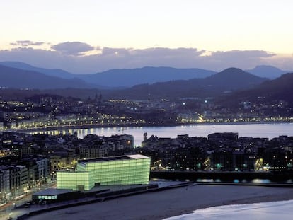 A view of Moneo&#039;s Kursaal center, lit up by the beach in San Sebasti&aacute;n.