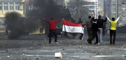 La policía egipcia hace frente a los manifestantes en El Cairo