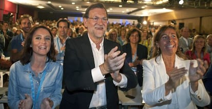 El presidente del Gobierno y del PP, Mariano Rajoy en la clausura de la escuela de verano de su partido en Lloret de Mar, junto a la presidenta del PPC, Alicia S&aacute;nchez Camacho (d), y vicesecretaria de Estudios y Programas del PP, Andrea Levy (i). 