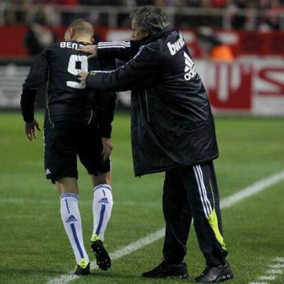 Benzema celebra con Mourinho su gol en el Pizjuán.