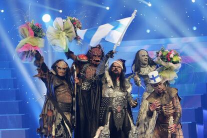 La banda de rock Lordi, de Finlandia, celebrando su victoria en la final de Eurovisión de 2006 en Atenas, Grecia.