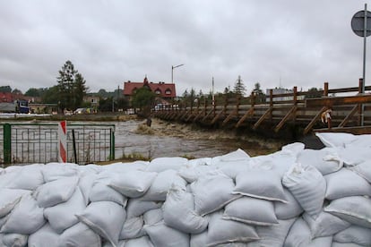 Barrera de sacos de arena contra las inundaciones colocadas cerca del río Biala Glucholaska, en Glucholazy, suroeste de Polonia, el 14 de septiembre.