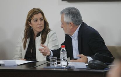 Susana Díaz y José Antonio Griñán, durante la reunión de esta mañana de la Comisión Ejecutiva Regional del PSOE andaluz.