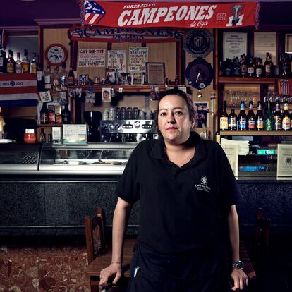 08-07-23. (DVD 1168). Voto indeciso en España. Sandra Marín, en el Café Bar Pepe donde trabaja, en Villalgordo del Júcar, Albacete. Jaime Villanueva