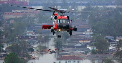 Un helicóptero de rescate sobrevuela la ciudad de Nueva Orleans. El 80% de la urbe quedó inundada tras el huracán Katrina de 2005.