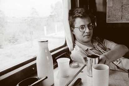 El escritor Stieg Larsson, sentado en un vagón del Transiberiano en 1987.