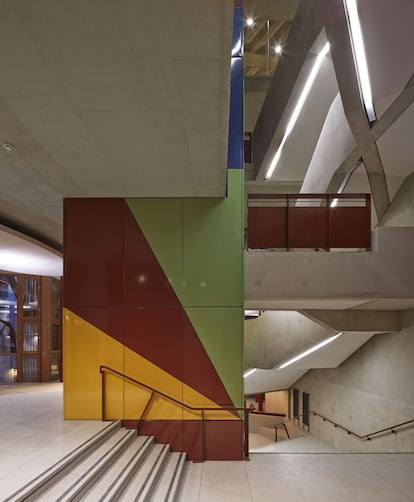 En el edificio de los arquitectos irlandeses para la Lonson School of Economics hay una sala de conciertos, un pub, un café, centros de medios y de oración, oficinas, gimnasio, estudio de danza y espacios sociales.