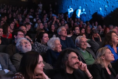 Entre el  público asistente, los exdirectores Joaquín Estefania, Soledad Gallego-Díaz y el periodista Juan Cruz. 