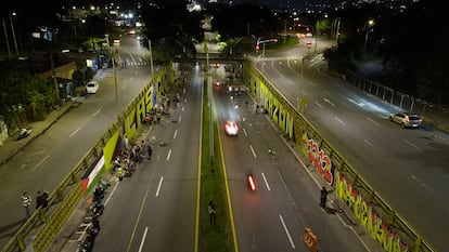 Varios artistas pintan el segundo mural de 'Las cuchas tienen razn', en Medelln, el 14 de enero de 2025.