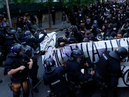 Momento de tensión con la policía en la manifestación de los okupas.