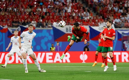 El portugués Cristiano Ronaldo remata de cabeza sobre la portería de Chequia.