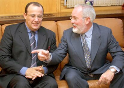 El ministro español de Agricultura y Pesca, Miguel Arias Cañete (dcha), junto al ministro de Exteriores de Marruecos.
