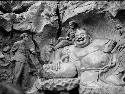 Soldados en la escultura de Buda de la dinastía Yuan, cerca de Hangzhou, China, 1978