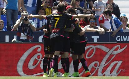 Los jugadores del Espanyol celebran el gol de Baptistao.