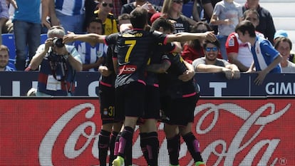 Los jugadores del Espanyol celebran el gol de Baptistao.