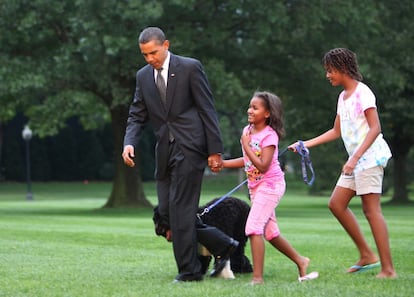 Son muchas las veces que se ha visto a Malia y Sasha Obama acudir al encuentro de su padre cuando este llega en helicóptero a la Casa Blanca. En la imagen, acompañados de su perro 'Bo', que también aparece en numerosas estampas familiares.