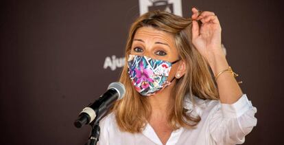 La ministra de Trabajo y Economía Social, Yolanda Díaz durante una rueda de prensa tras su encuentro con responsables de organizaciones sindicales y de colectivos de camareras de piso en Calviá este sábado.