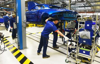 Una línea de producción del coche deportivo Alpine A110, de Renault, en la fábrica de la compañía en Dieppe, Francia.