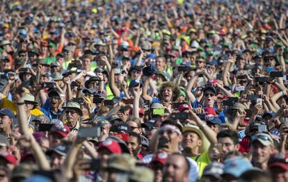 Los scout asistentes aplauden durante el discurso de Donald Trump.