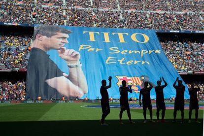 Bandeira gigante em homenagem a Tito Vilanova.