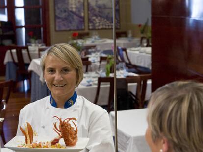Chus Castro muestra el plato de bogavante con gazpacho helado en su restaurante de A Guardia.